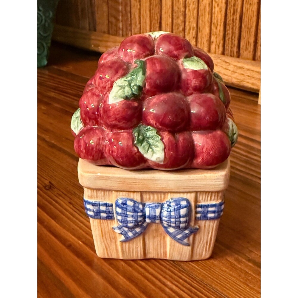 Vintage Apple Basket Salt & Pepper Shakers Peggy Jo Ackley CIC